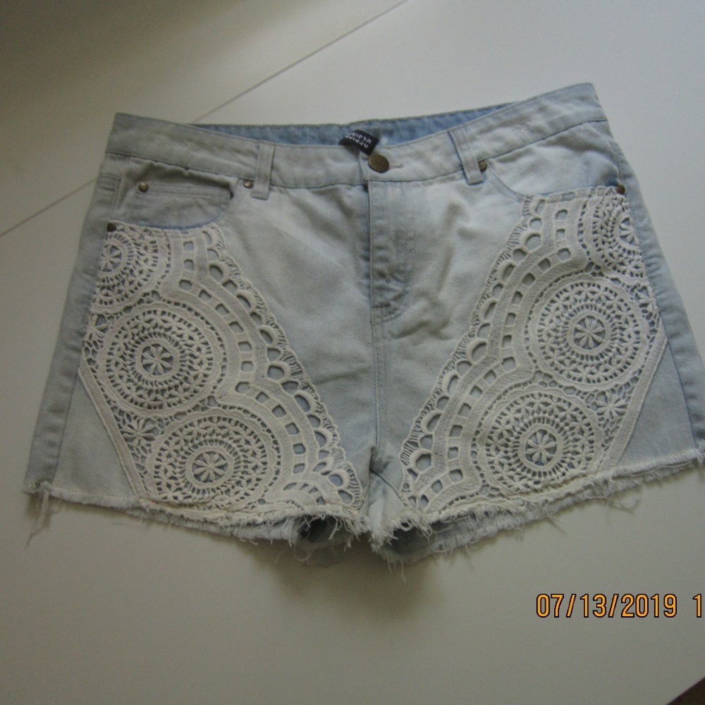 LACE APPLIQUE DEMIN SHORTS SZ 31 DESIGN LAB